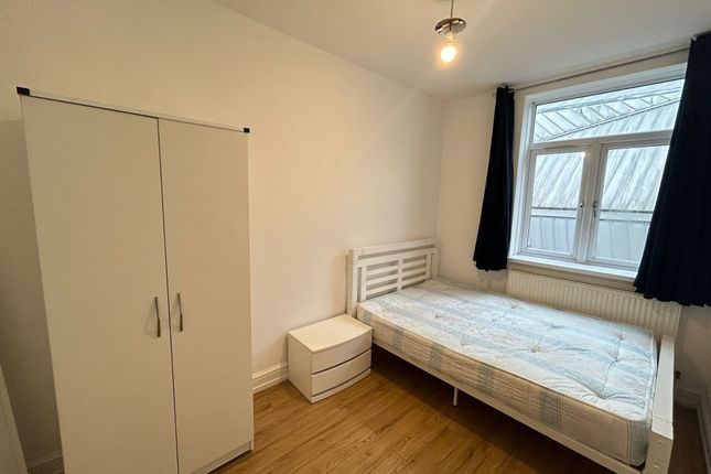 Flat B, 79 Redchurch Street, London photo 4