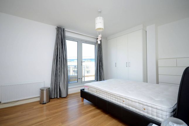 Flat to rent in Vicinity House, Westferry, London