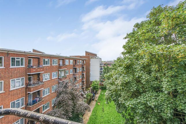 34 Rollo Court, Strasburg Road, London photo 4