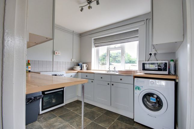 8 Broomhill Cottages, Lymington photo 4