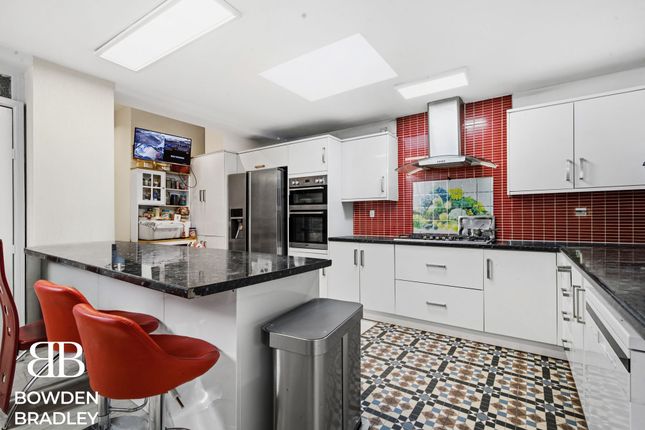 99 Woodford Avenue, Ilford photo 4