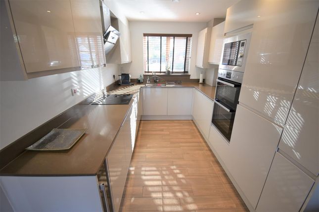 123, Blackthorn Drive, Huddersfield photo 2