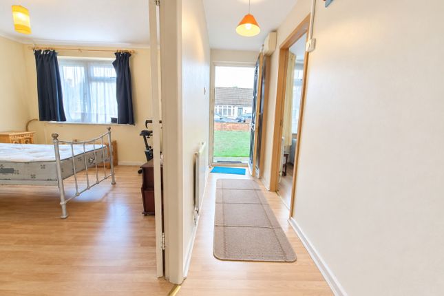33 Ashcombe, Rochford, Essex photo 4