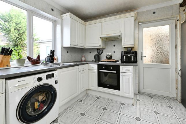 3, Coldhorn Crescent, Cambridgeshire photo 4