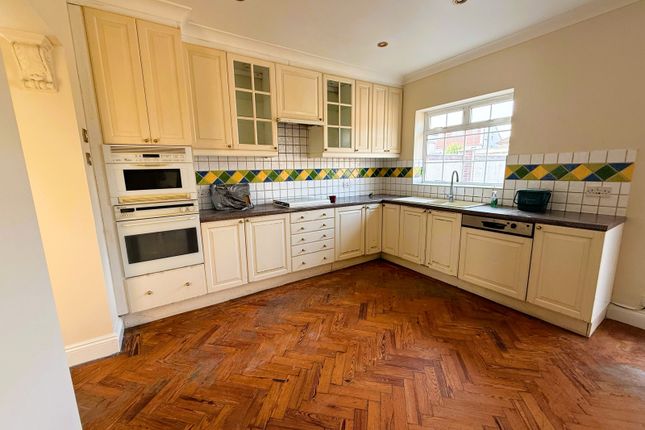 101 Shelley Crescent, HOUNSLOW photo 3