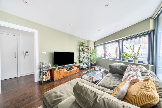 2-bed flat on 4 Lambarde Square, London SE10, £450,000