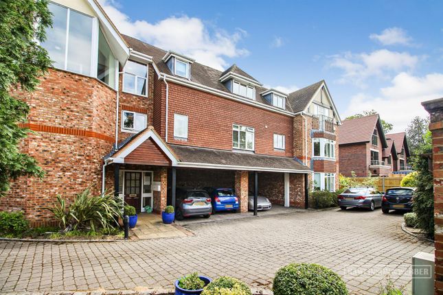Thumbnail Flat to rent in New Road, Esher