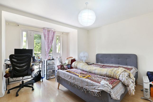 42, Hawkes Close, Slough photo 4