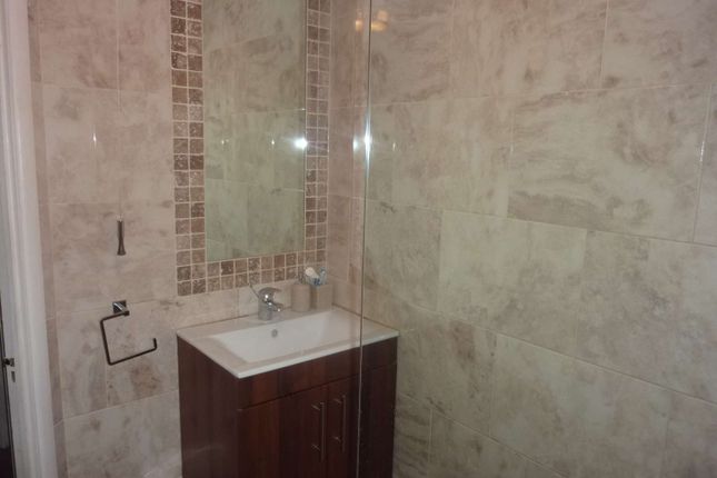 98, Courtlands Close, Watford photo 4