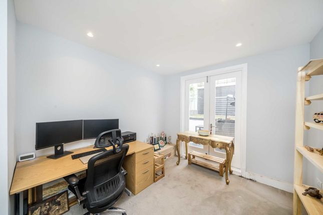 Flat to rent in Marylands Road, London