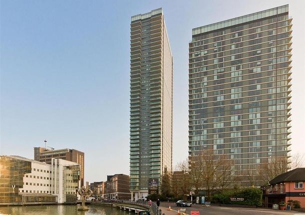 Flat to rent in Landmark West Tower, 22 Marsh Wall, Canary Wharf, London