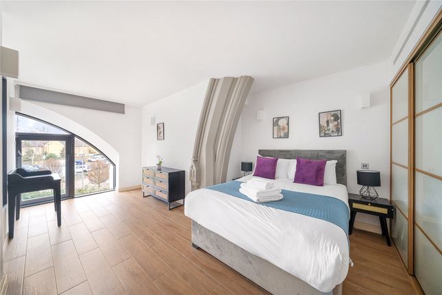 Flat 14,, St Georges Apartments, Brentford photo 4