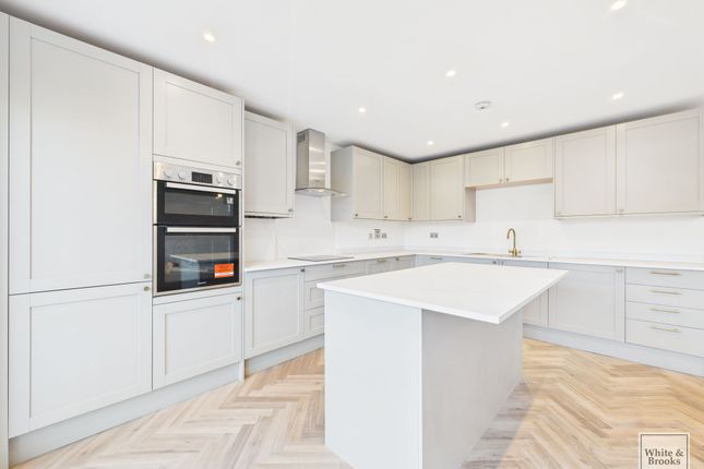 8 Earnshaw Gardens, Chichester photo 2