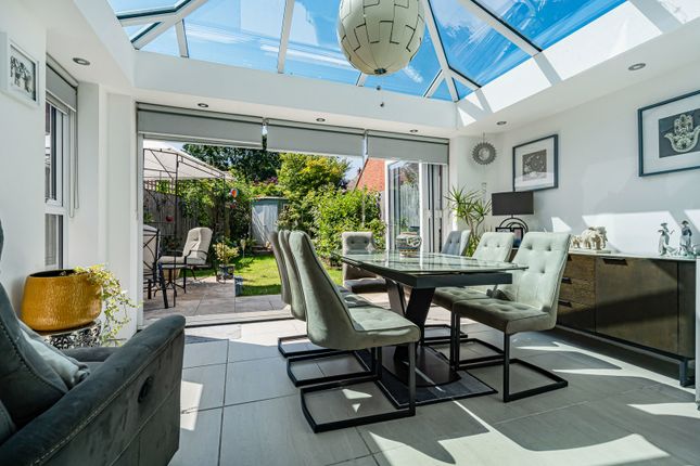 22, Parsons Way, Farnham photo 4