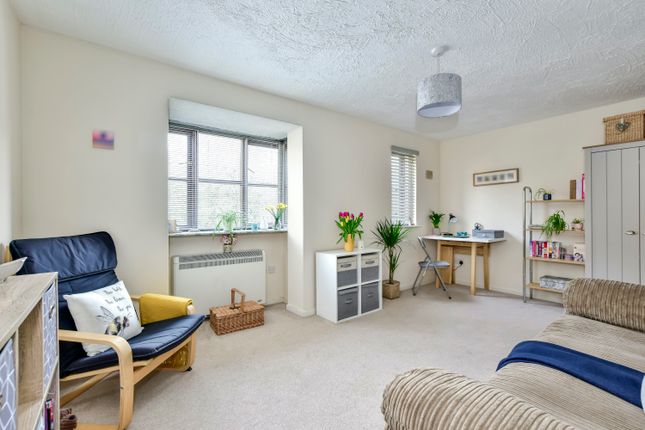 52, Osprey Close, Garston, Watford photo 3