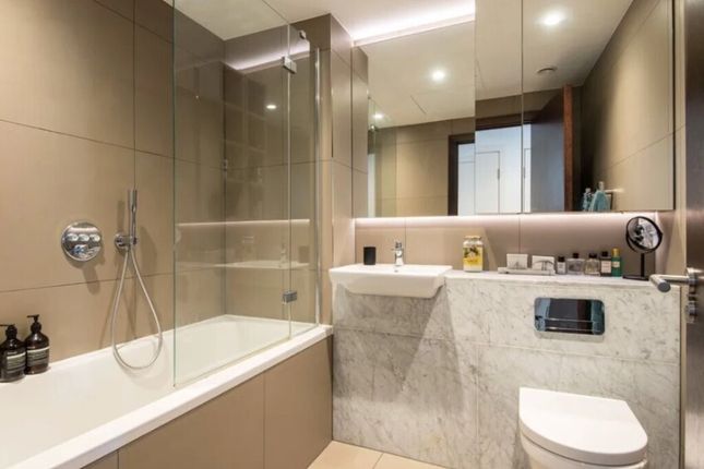 Flat for sale in 2 Bed Luxurious Flat, Royal Mint Gardens, Royal Mint Street