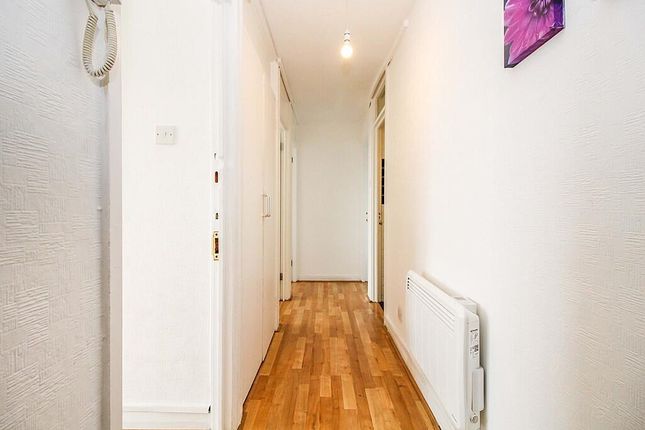 32 Tenbury Close, London photo 2