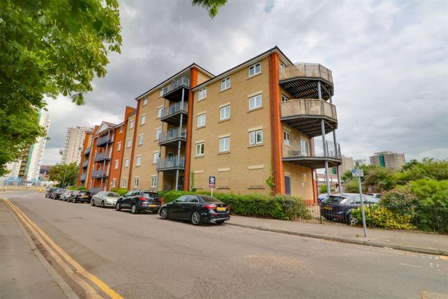Flat for sale in Meridian Court, Thames Road, South Grays