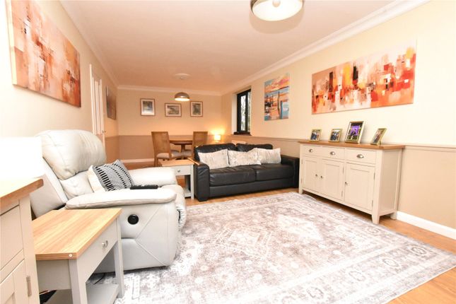 31, Hollyshaw Lane, West Yorkshire photo 3