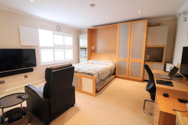 Studio for sale in Somersby Close, Luton, Bedfordshire