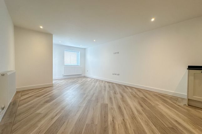 Flat 14, Marina View, Mumby Road, Gosport photo 3