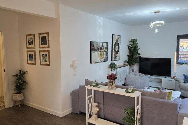 Lndn-Han975 - Flat 11 Flat 11,, Hannah Court, London photo 4