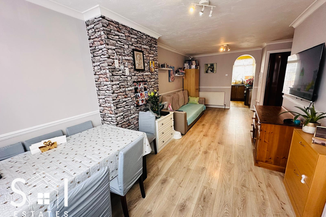 7, Camrose Avenue, Feltham photo 2