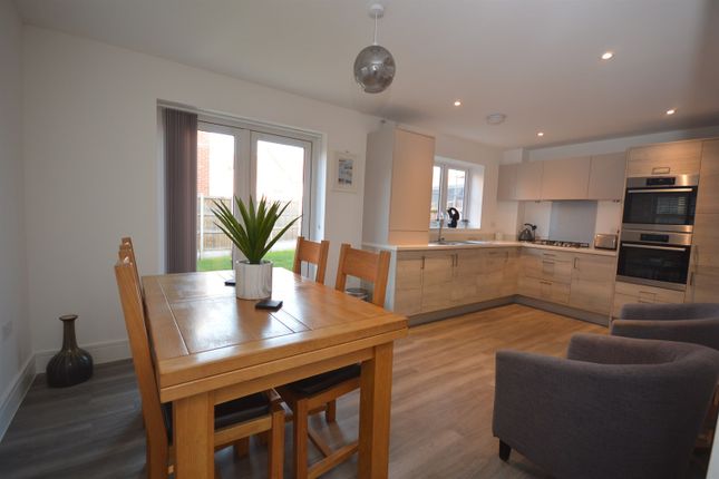 1 Larns Walk, Braintree photo 2
