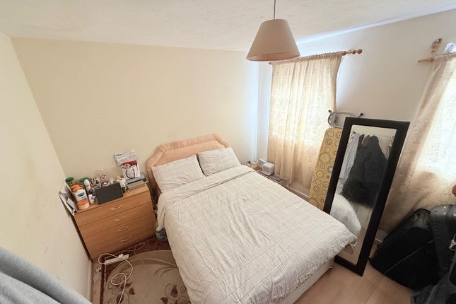5, Gadwall Way, Thamesmead photo 3