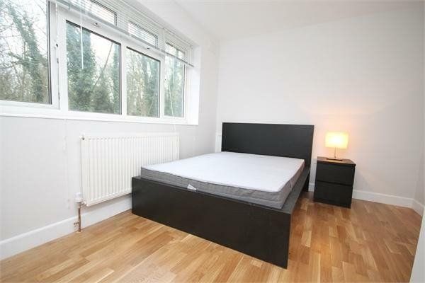 Flat to rent in Chatsworth Road, Mapesbury, London