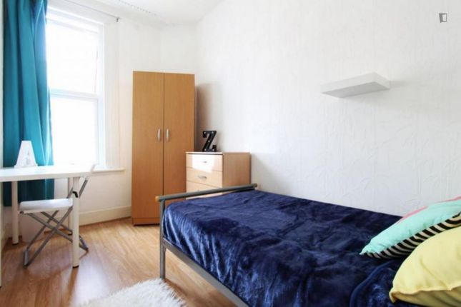Thumbnail Room to rent in Vicarage Parade, West Green Road, London