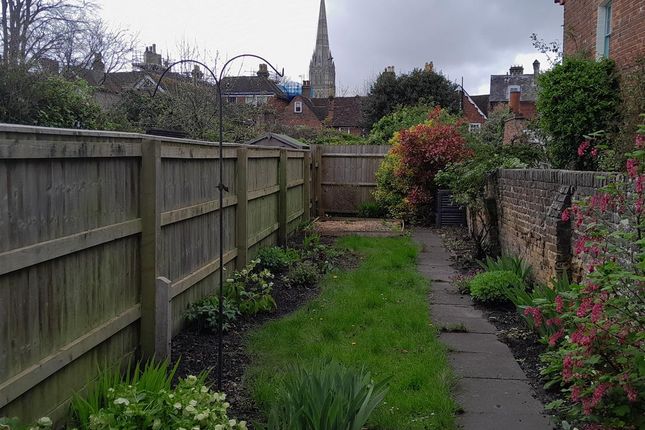 2-bed terraced on Love Lane, Salisbury, £1,300/mo