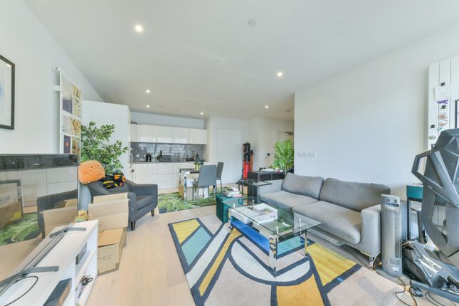 Flat to rent in Liner House, Royal Wharf, London