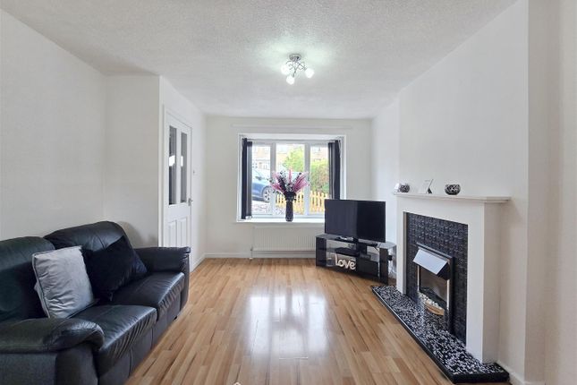 18, Thanes Close, Huddersfield photo 3