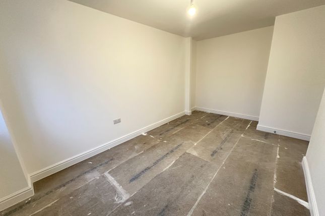 Town house to rent in Armstrong Road, Luton, Bedfordshire