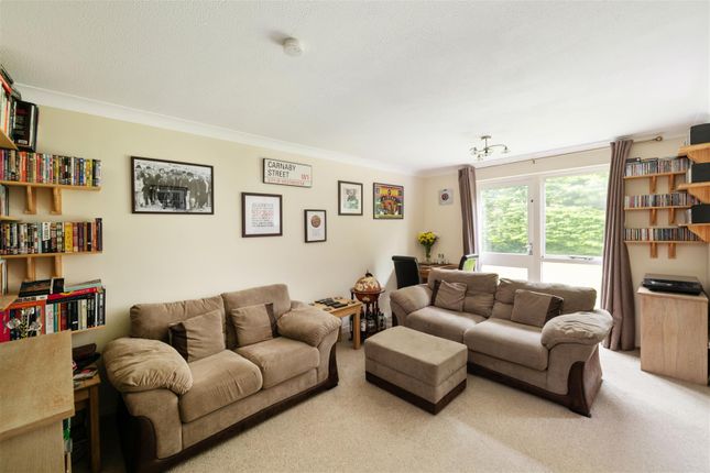 Flat 4, Altdam Farm, 62 Park View Road, Redhill photo 2