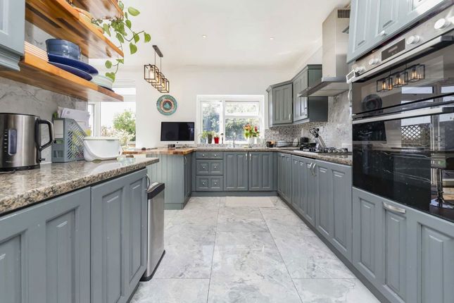 16, Rossdale Drive, London photo 3