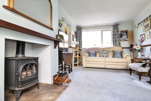 7, Griffiths Close, Witney photo 3