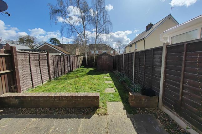 17, Acorn Gardens, Reading photo 2