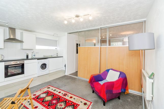 Flat 2, Winchester Court, Sutherland Close, Romsey photo 3