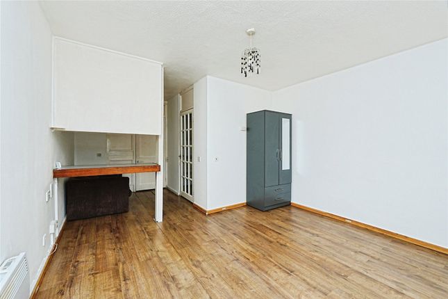 Flat 11,, Penceat Court, London photo 2