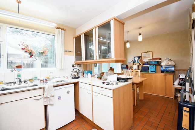 8 Lenham Avenue, Manchester photo 3