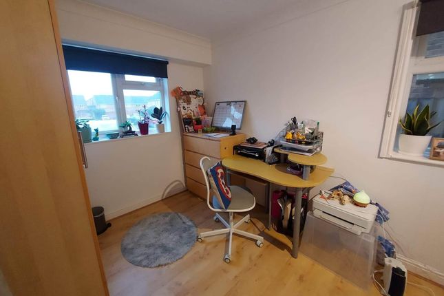 28, Oakfield Close, Potters Bar photo 2