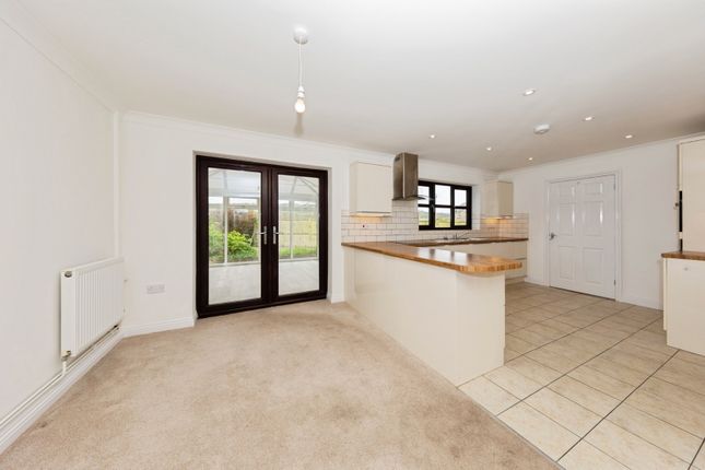 5, Clos Y Dderwen, Carmarthenshire photo 3
