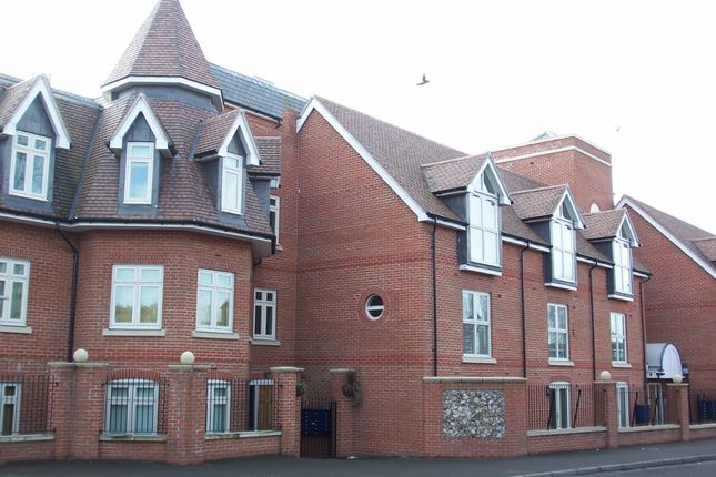 Studio flat on Flat 13, Royal Swan Quarter, Leret Way, Leatherhead, £1,025/mo