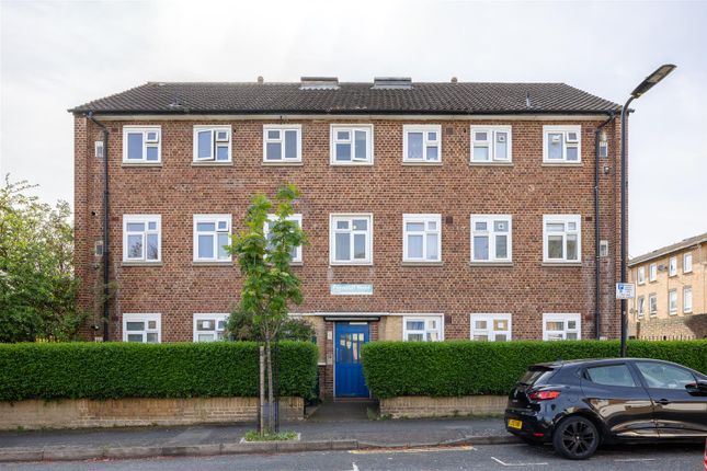 Flat for sale in Ferncliff Road, London