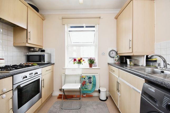 Flat for sale in Norwich Crescent, Chadwell Heath, Romford