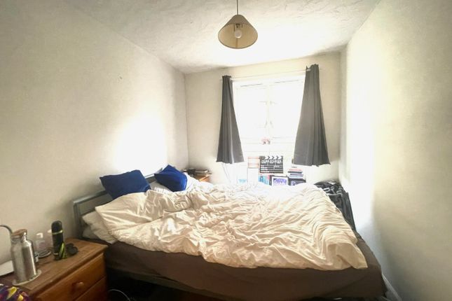 3  Flat 3, Wesley Avenue, London photo 5