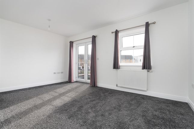 Town house for sale in Autumn Way, West Drayton