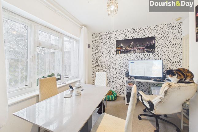 37 Milton Grove, Stafford photo 3